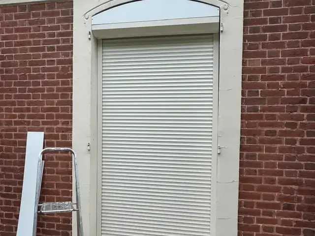Volet roulant posé sur une porte-fenêtre, réalisation ERM Service