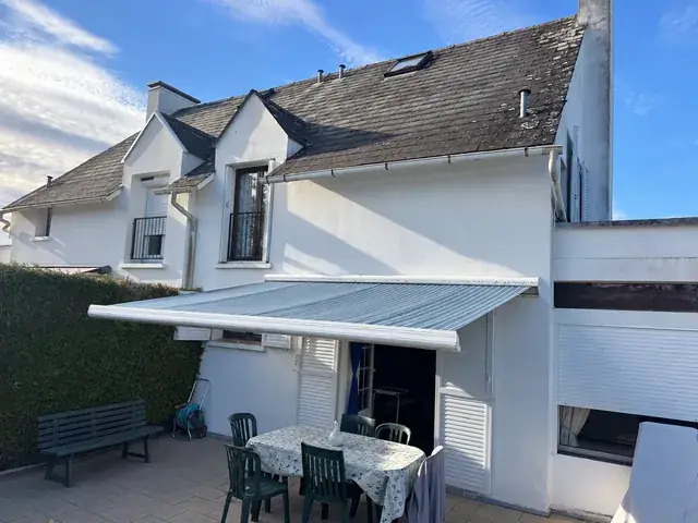 Store banne sur la terrasse d’une maison, réalisation ERM Service