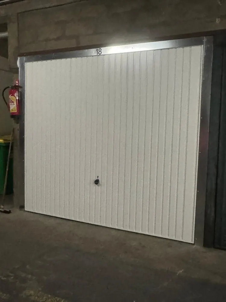 Porte de garage basculante blanche neuve, réalisation ERM Service