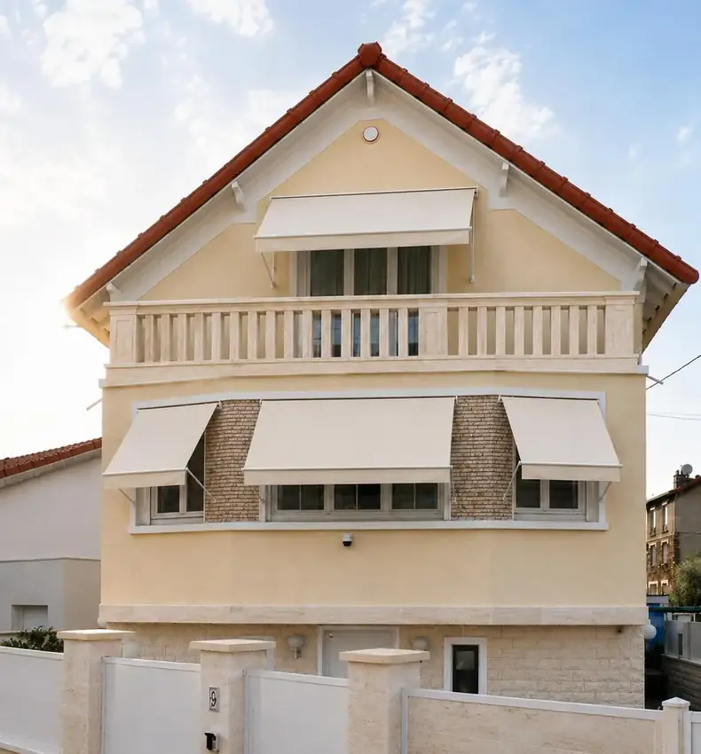 Stores bannes posés sur la façade d’une maison, réalisation ERM Service