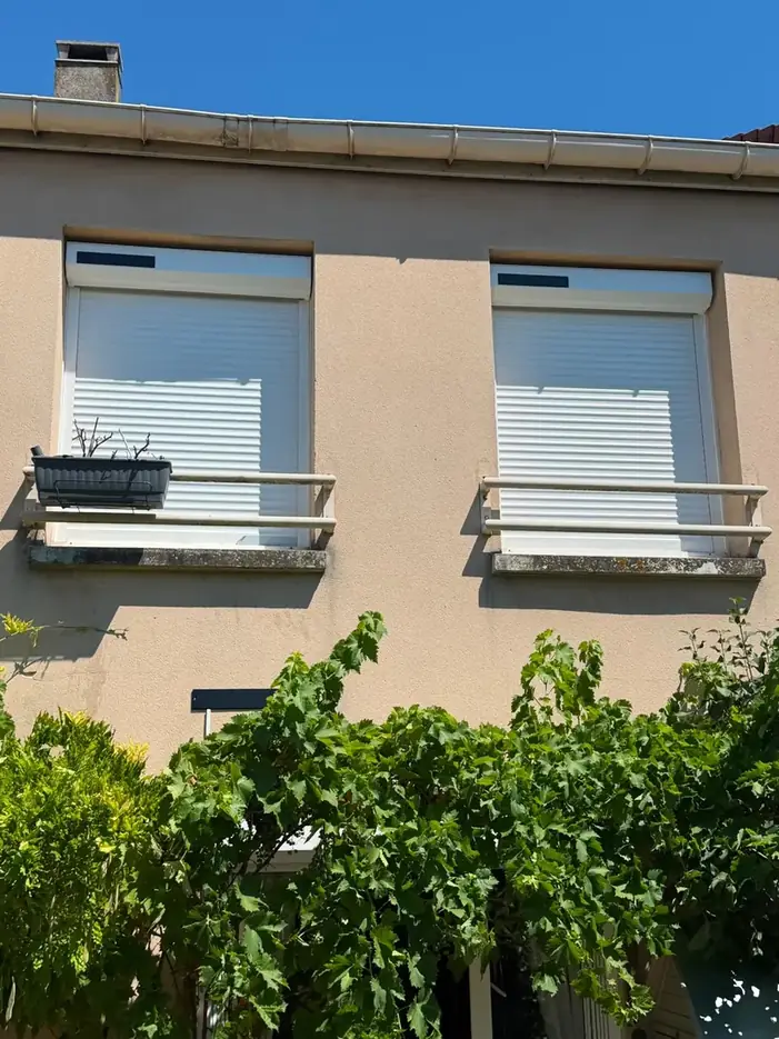 Volets roulants blancs posés par ERM Service sur la façade d'une maison