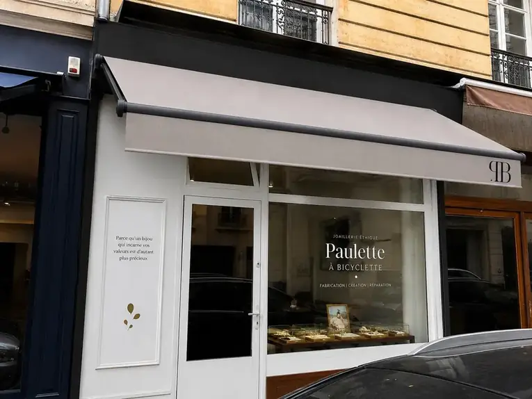 Store banne sur la vitrine d’un commerce, réalisation ERM Service