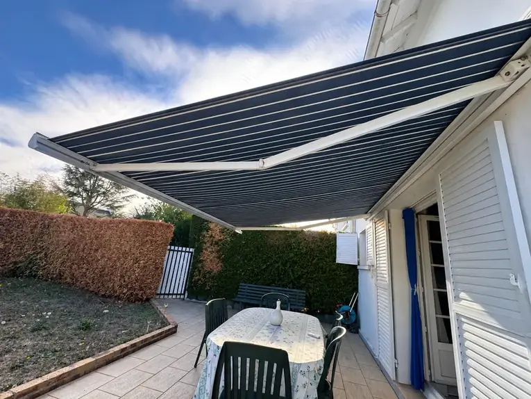 Store banne sur la terrasse d’une maison, réalisation ERM Service